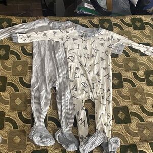 Burt’s Bees Baby 12M Organic Cotton Zip Footed Sleepers – Set of 2